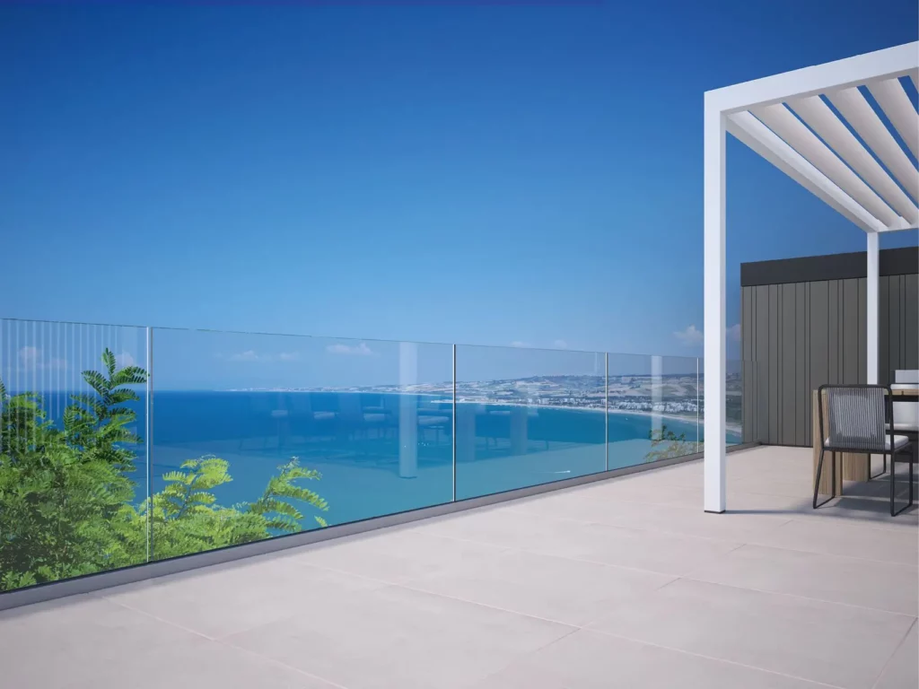 Garde corps en verre saint gobain le defender pour une villa à saint tropez