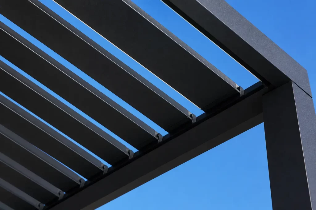 Structure de pergola minimaliste en aluminium à Cogolin.