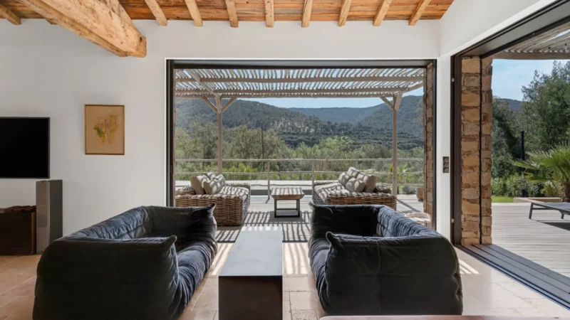 Grandes baies vitrées minimalistes à roulements intégrés ouvertes sur la terrasse à La Môle