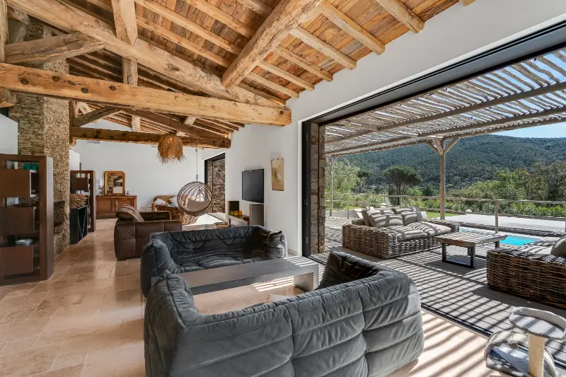 intérieur villa la mole var baie vitrée minimaliste salon