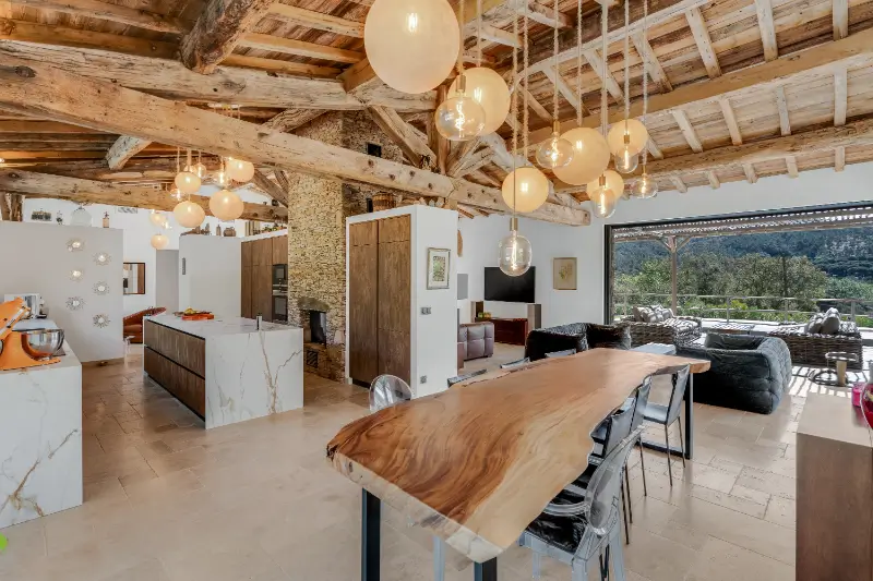 intérieur villa la mole var baie vitrée minimaliste