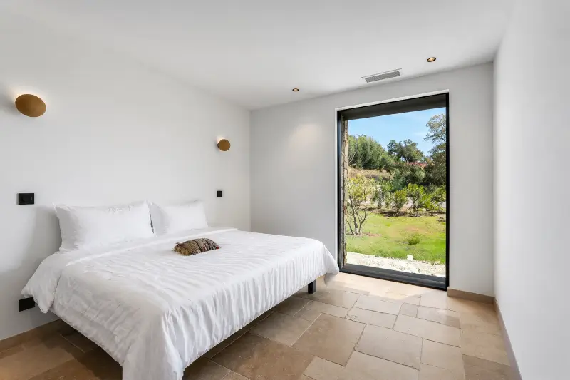 menuiserie minimaliste chambre villa la mole var