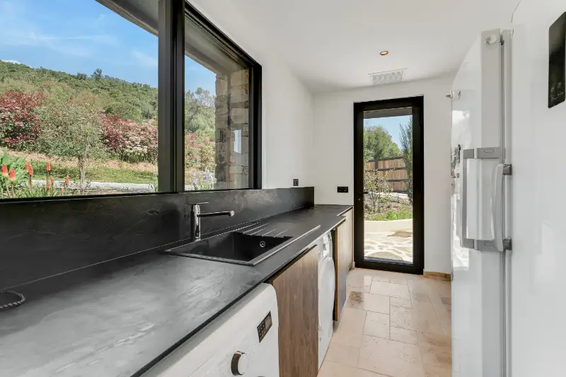 menuiserie minimaliste cuisine villa la mole var