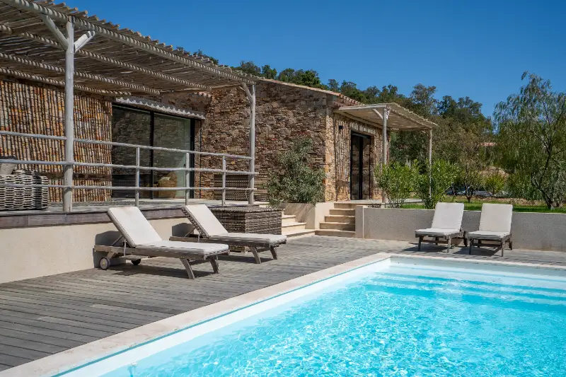 pergola bois flotté devant piscine villa la mole var