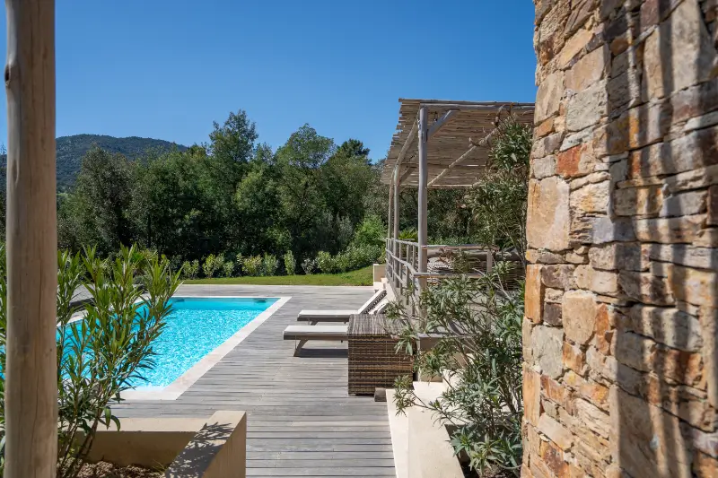 vue de coté d'une piscine avec pergola bois flotté la mole var