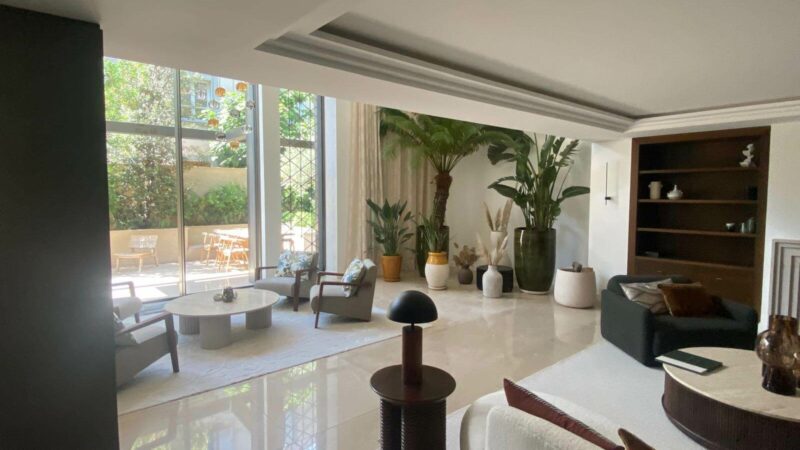 Menuiserie de luxe et verrière monumentale dans un hôtel particulier à Saint-Tropez