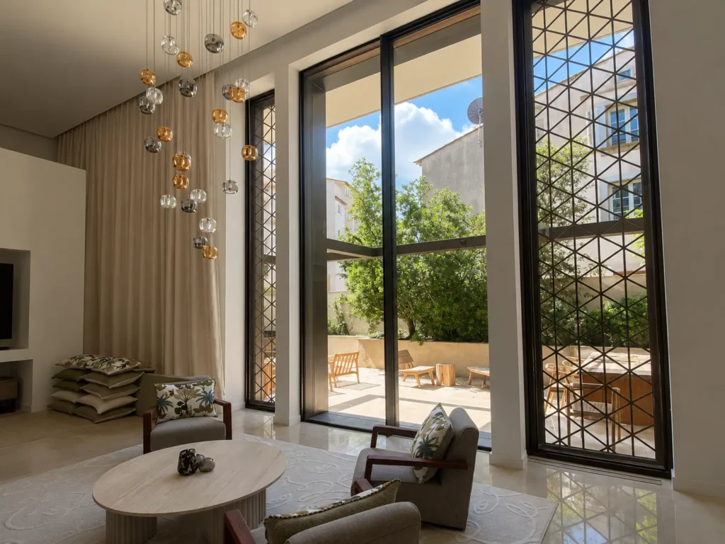 Salon de luxe avec vue sur la terrasse et grande baie vitrée à profilés fins