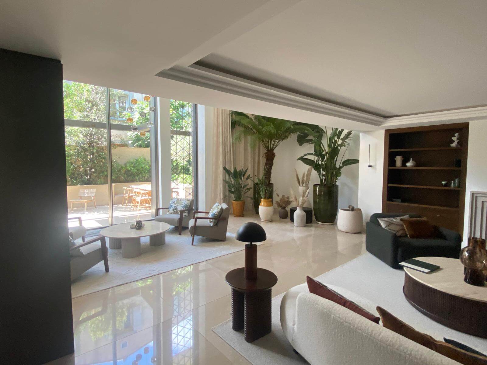 Lire la suite à propos de l’article Menuiserie de luxe pour un hôtel particulier à Saint-Tropez : les coulisses d’un défi architectural hors normes