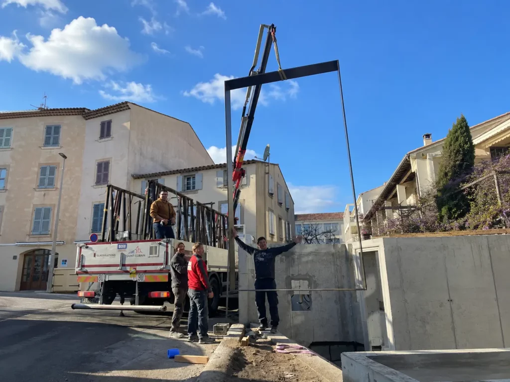 Équipe de Menuiserie Plus Concept déchargeant des structures monumentales à Saint-Tropez