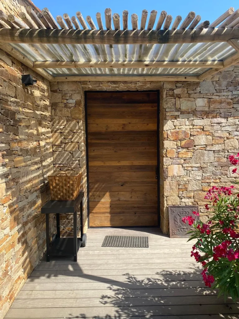 porte d'entrée sur pivot en bois villa st tropez extérieur