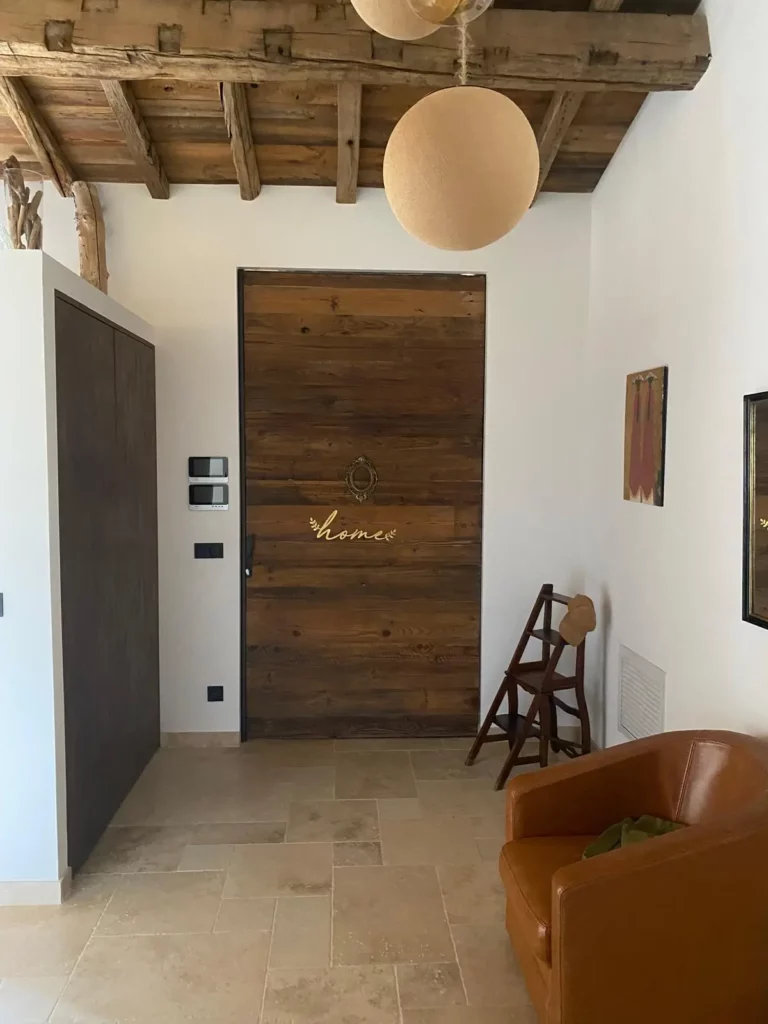 porte d'entrée sur pivot en bois villa st tropez intérieur