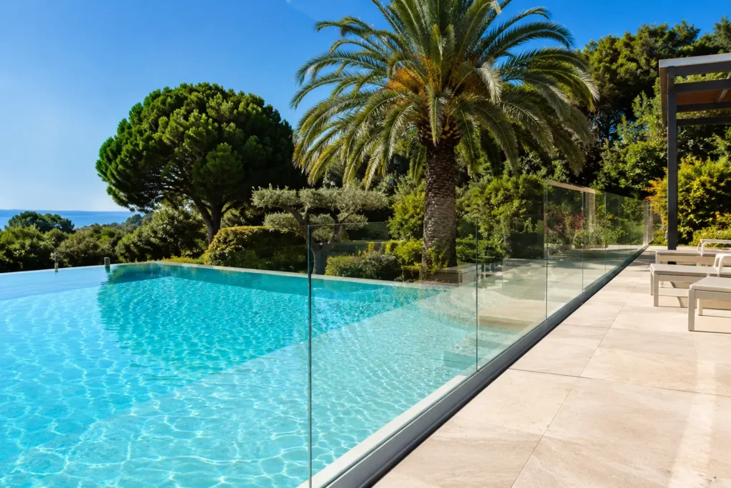 Protection de piscine par garde-corps aluminium et verre à Saint-Tropez