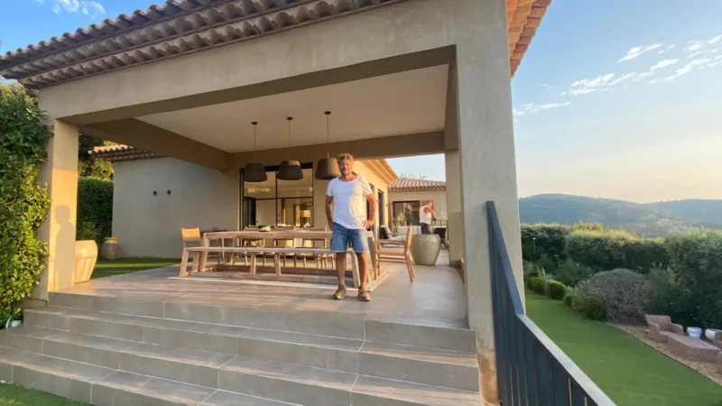 Jérôme de Menuiserie Plus Concept en contrôle de maintenance sur la terrasse d'une villa à Grimaud avec vue sur le Golfe de Saint-Tropez.
