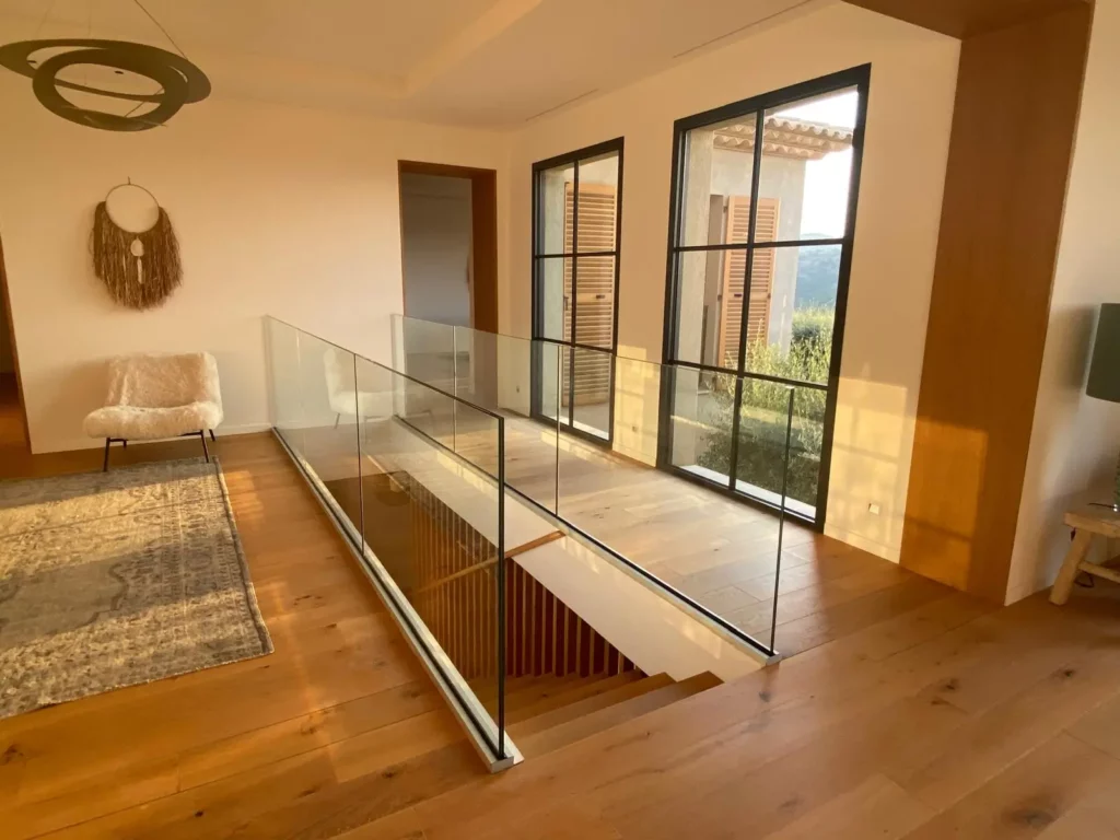 Garde-corps aluminium et verre pour escalier intérieur à Saint-Tropez
