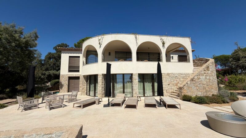 Façade cintrée d'une villa à Saint-Tropez équipée de menuiserie aluminium bronze anodisé