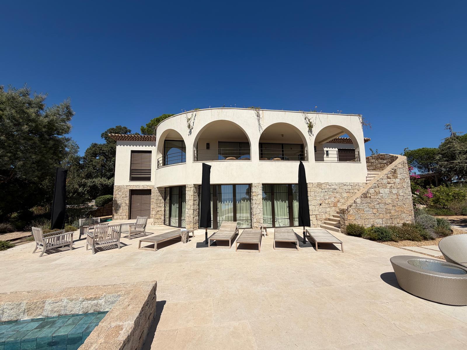 Lire la suite à propos de l’article Menuiserie Aluminium Bronze à Saint-Tropez : Projet d&rsquo;Exception aux Formes Cintrées