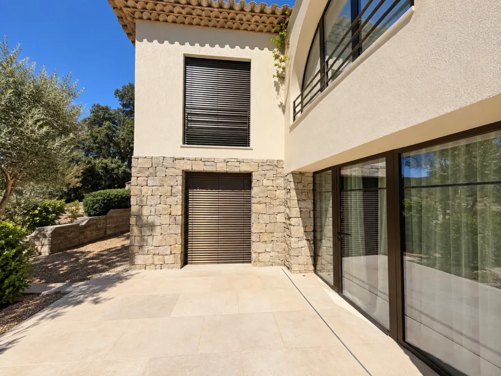 Brise-soleil orientable BSO couleur bronze anodisé intégré dans une villa à Saint-Tropez.