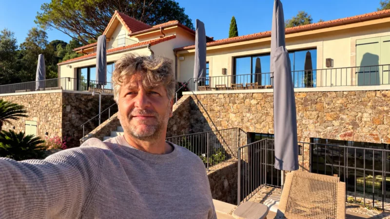 Jérôme fondateur MPC devant une réalisation de menuiserie sur-mesure pour villa à Saint-Tropez