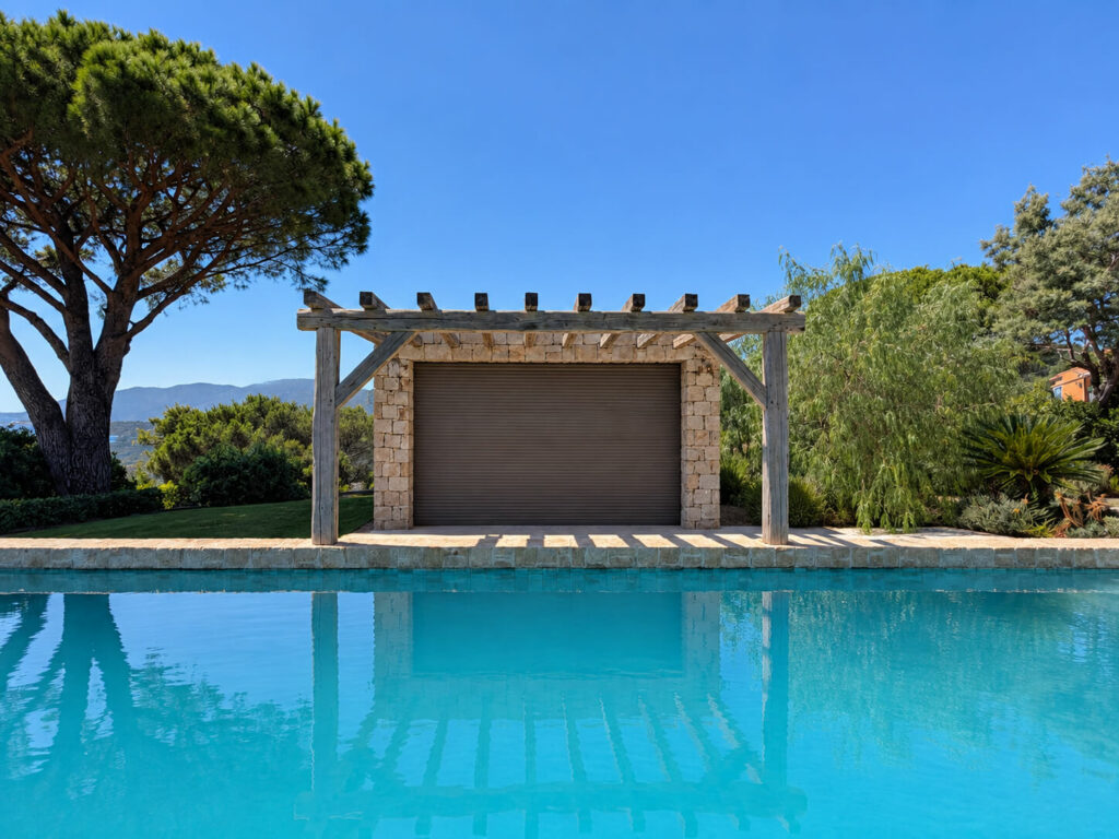 pool-house-volet-bronze-piscine