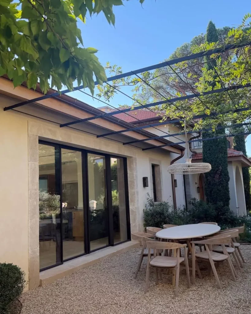 Baie vitrée coulissante alu et pergola pour menuiserie sur-mesure de villa à Saint-Tropez