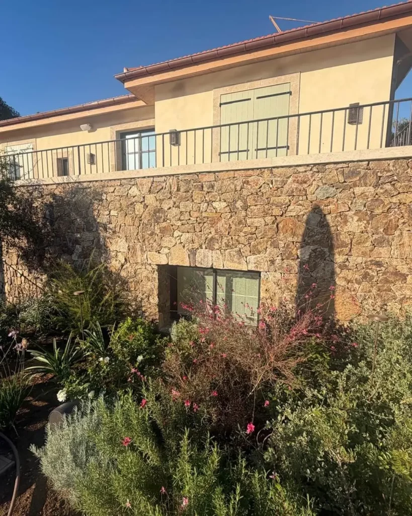 Façade en pierre et menuiserie sur-mesure pour villa d'exception à Saint-Tropez