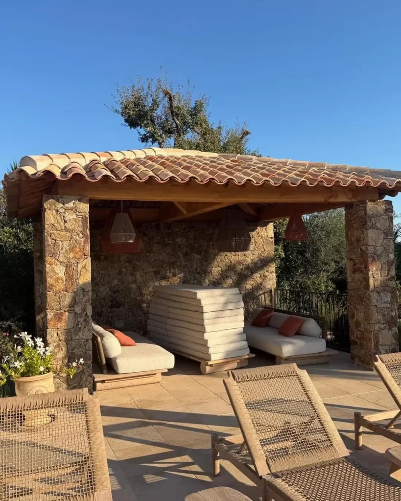 Pool house en pierre avec charpente bois et menuiseries sur-mesure à Saint-Tropez