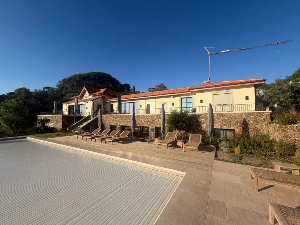 vue-ensemble-villa-piscine-saint-tropez